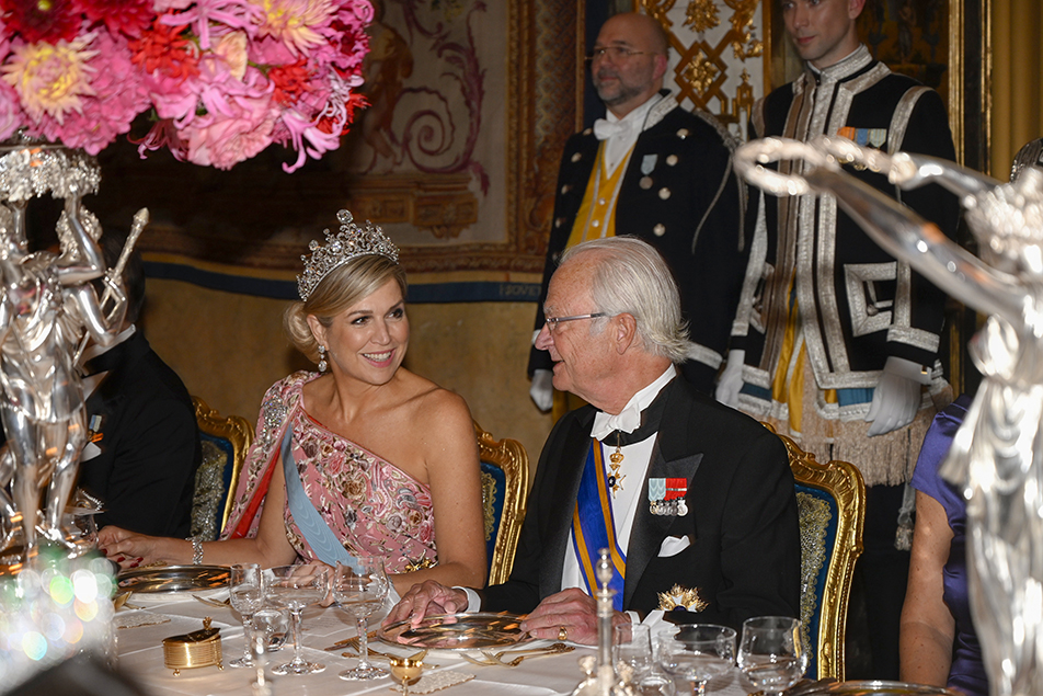 The King accompanied Queen Máxima to the table. 
