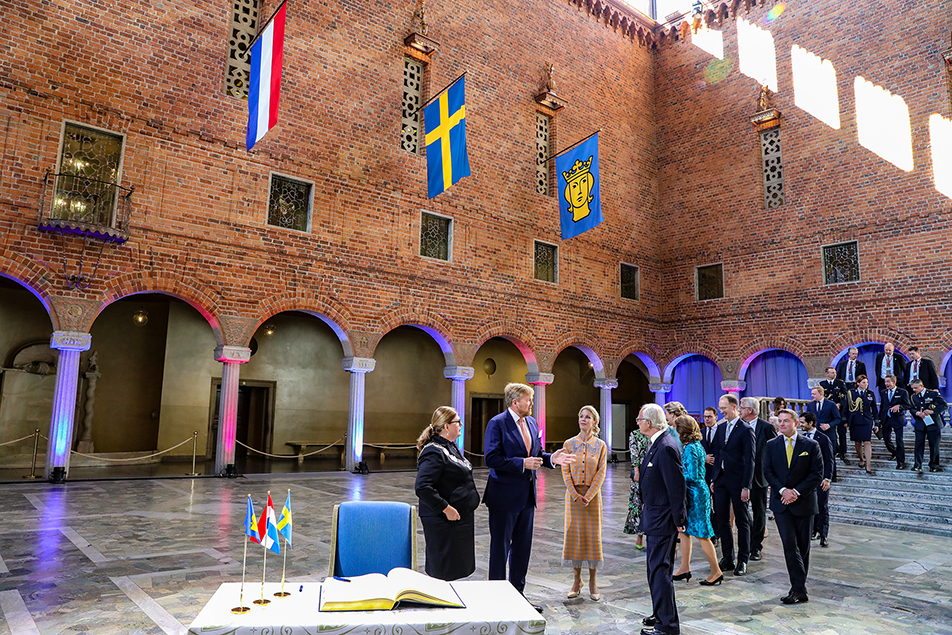 As is traditional, the Kings and Queens signed Stockholm City Hall's guest book after lunch. 