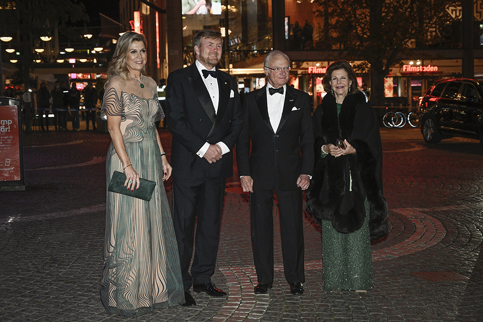 Kungaparen av Sverige och Nederländerna anländer till Stockholms konserthus.