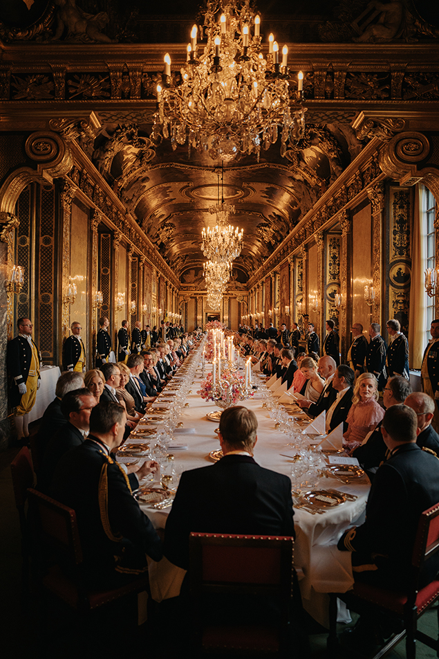 Middagsgästerna i Karl XI:s galleri.
