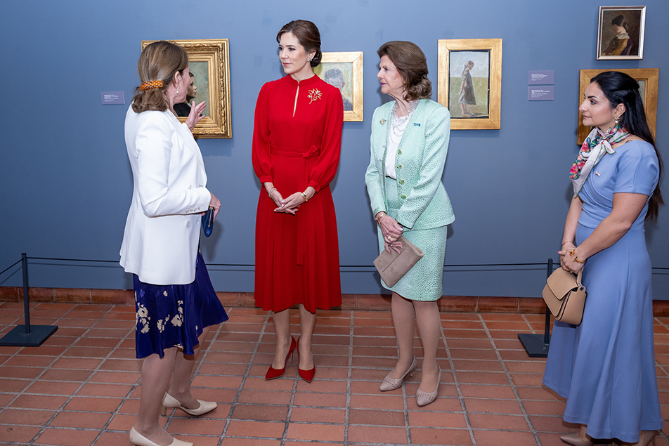 Museichef Karin Sidén gav Drottningarna och statsrådet Parisa Liljestrand en visning av Marie Krøyer-utställningen.