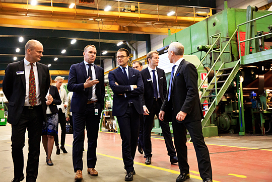 Trelleborg AB:s vd Peter Nilsson berättar för Prins Daniel om verksamheten under rundvandringen i fabriken.