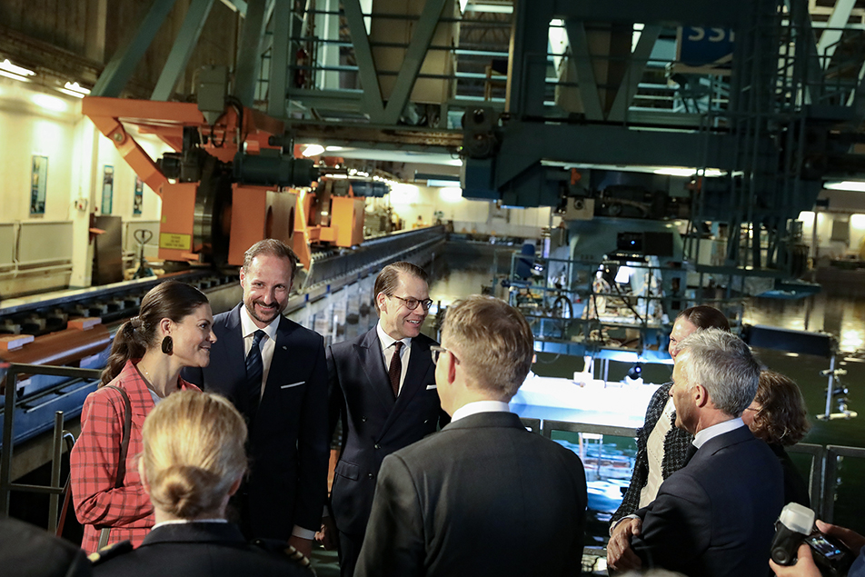 Kronprinsessparet och den norske Kronprinsen hälsas välkomna till Maritime Dynamics Laboratory.