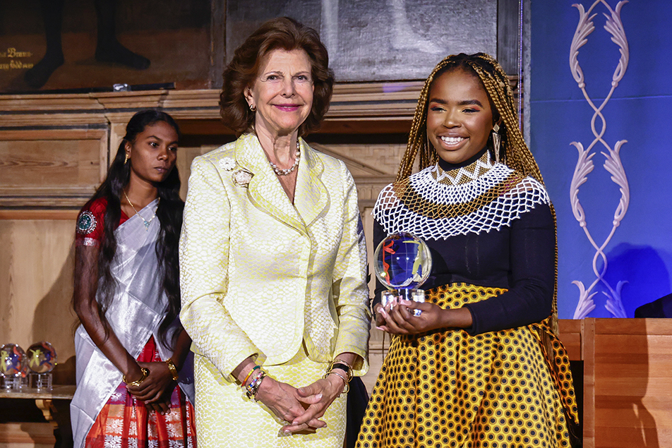Drottningen tillsammans med sångerskan Yanga Sobetwa som utsågs till World's Children's Prize beskyddare.