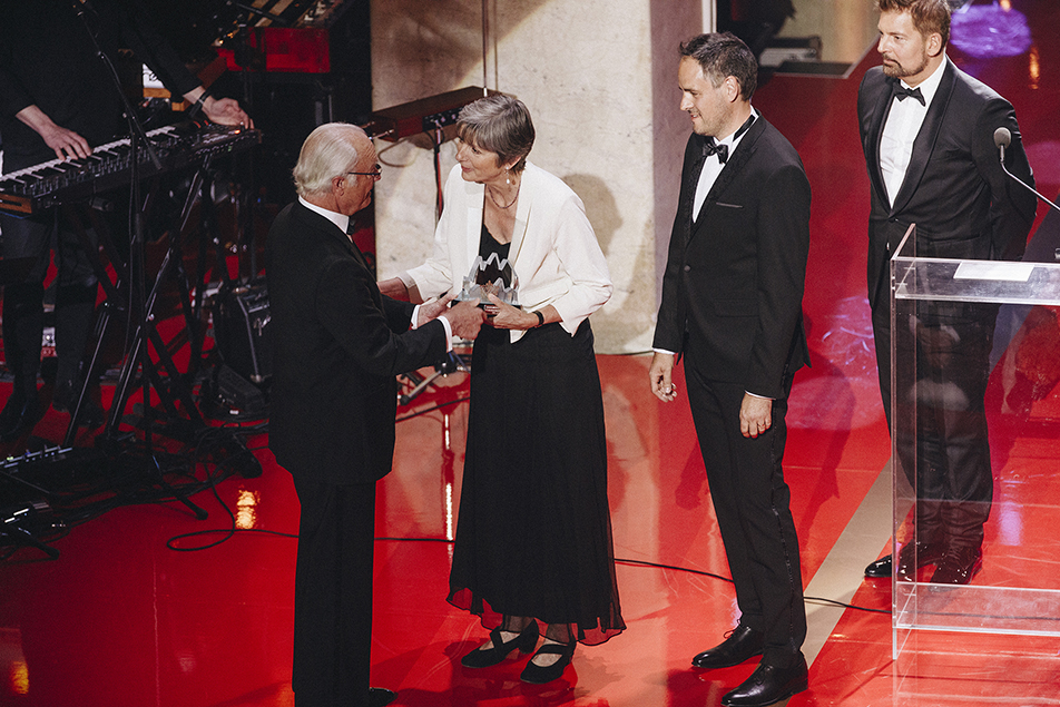 Kungen tillsammans med medlemmar av Ensemble intercontemporain som tilldelades Polarpriset 2022.