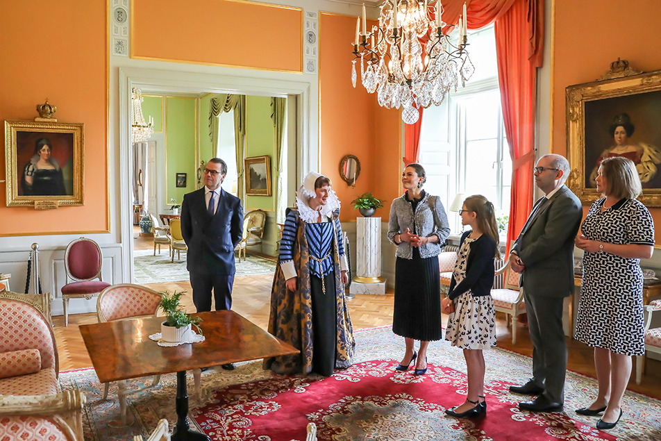 Kronprinsessparet och Prinsessan Estelle fick en visning i Linköpings slott tillsammans med landshövdingeparet Carl Fredrik Graf och Anette Graf.