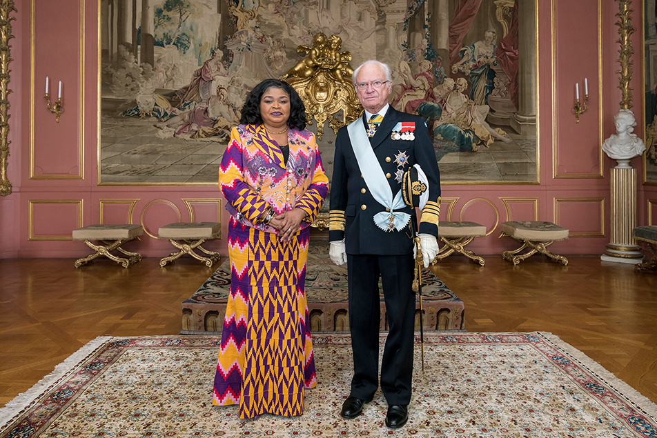 Kungen tillsammans med Ghanas ambassadör Sylvia Naa Adaawa Annoh.