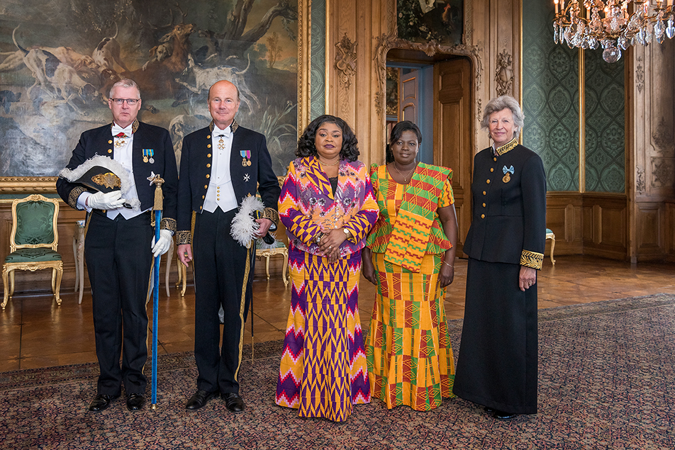 Ghanas ambassadör Sylvia Naa Adaawa Annoh och hennes följeslagare Elizabeth Sarpomaa Dodoo, tillsammans med Ceremonistatens och UD:s funktionärer. 