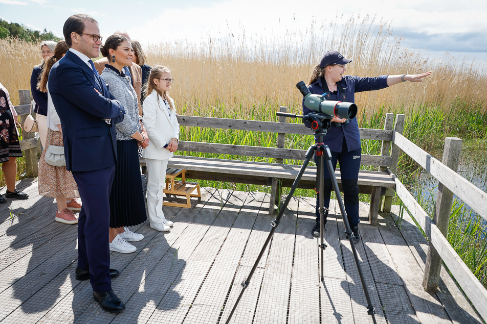 Kronprinsessfamiljen får information om de fåglar som finns i Tåkern.