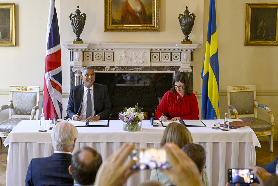 The memorandum of understanding between Sweden and Great Britain was signed at the official residence of the Swedish ambassador in London. 