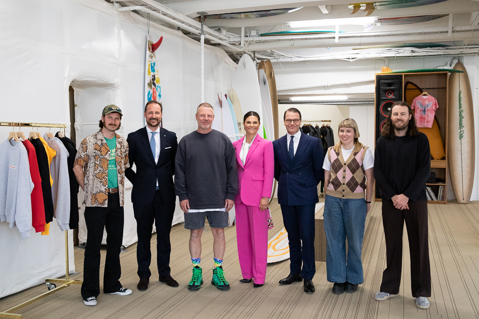 The Crown Princess Couple and Crown Prince Haakon with employees at Stockholm Surf Club. 