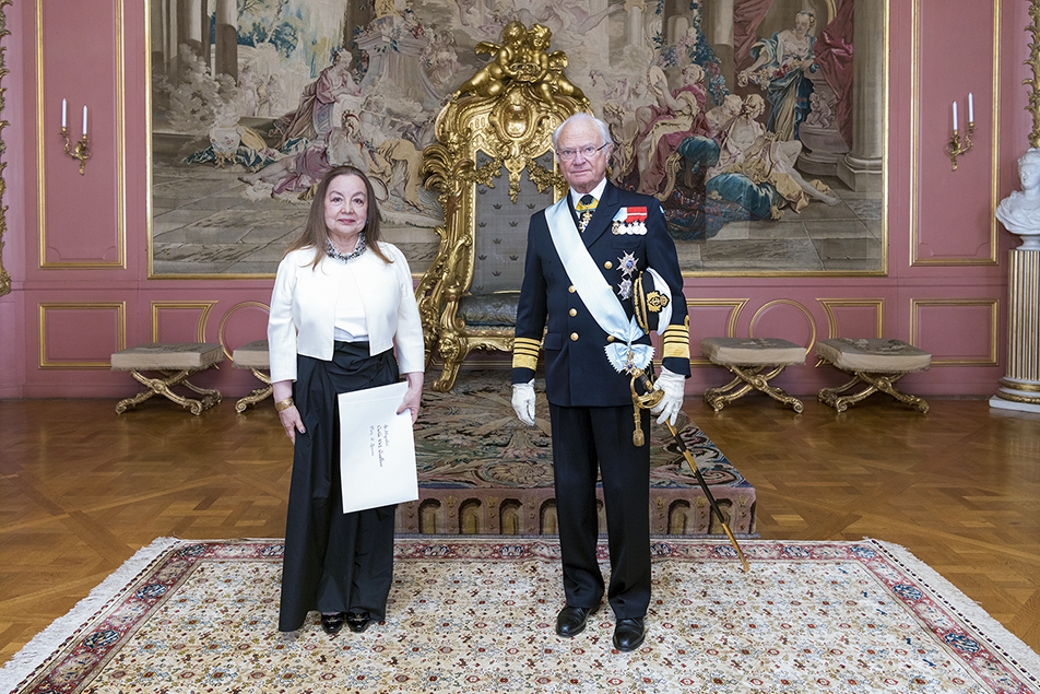 Kungen tillsammans med Perus ambassadör Cristina Maria del Rosario Ronquillo de Blodorn. 