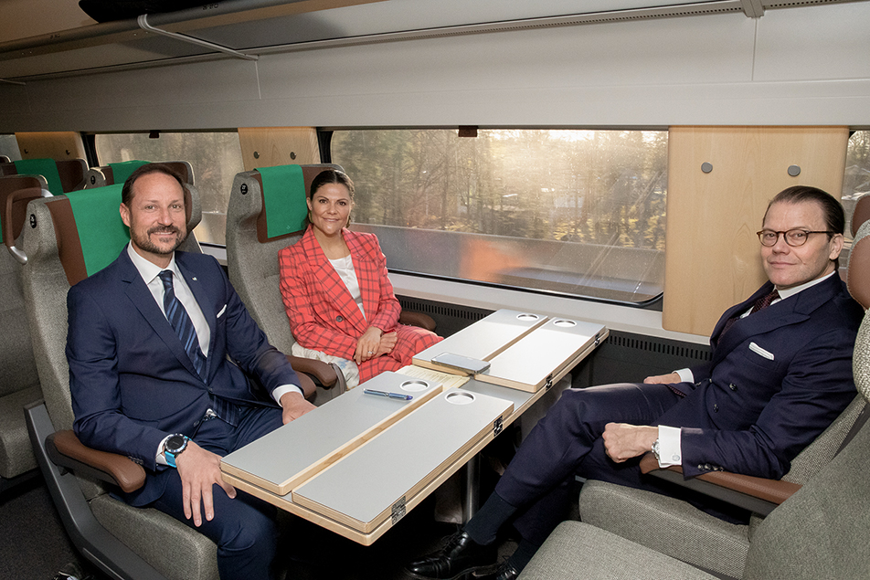 The Crown Princess Couple and Crown Prince Haakon on their way to Gothenburg for the third day of the official visit. 