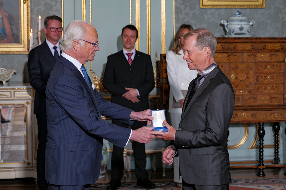 Rolf-Göran Bengtsson tar emot sin medalj för framstående insatser inom hästhoppning.