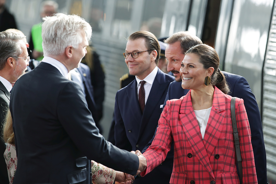 Kronprinsessparet och Kronprins Haakon hälsas välkomna vid ankomsten till Göteborgs Centralstation.