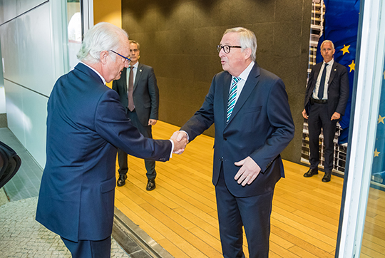 Kungen tas emot av EU-kommissionens ordförande Jean-Claude Juncker. 