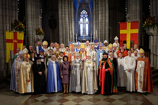 Drottningen tillsammans med ärkebiskopen, nya biskopen i Uppsala stift och övriga biskopar samt inbjudna gäster vid biskopsvigningen. 