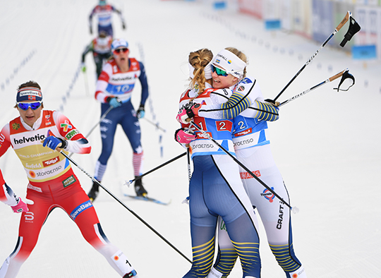Stina Nilsson och Maja Dahlqvist efter vinst i damernas final i sprintstafetten. 