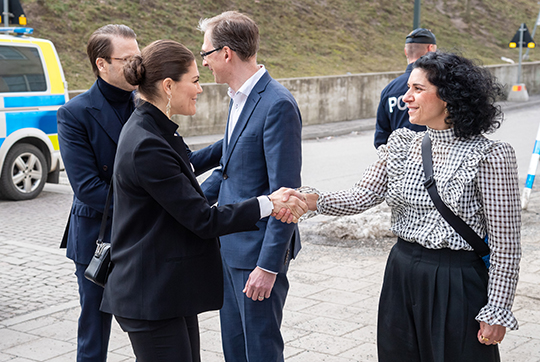 Kronprinsessparet hälsar på Fryshusets VD, Johan Oljequist och chefen för Fryshuset i Stockholm Anja Frey.