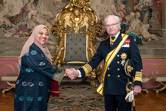 När Kungen tog emot ambassadör Nur Ashikin Binti Mohd Taib från Malaysia bar han Kungl. Malaysiska Högst Uppsatta Kronorden. 