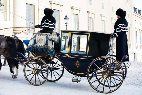 De nya ambassadörerna anländer till Kungliga slottet i Karl XV:s paradkupé. 