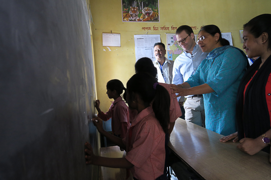 Besök vid Prathams undervisning i Dampur Primary school. 