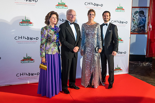 Kungen, Drottningen, Prins Carl Philip och Prinsessan Madeleine på Childhoods välgörenhetsmiddag på Tyrol. 