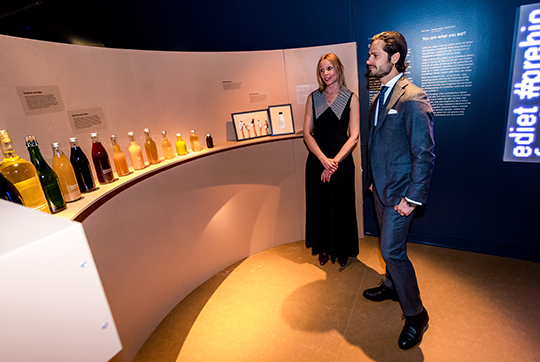 Prins Carl Philip guidades i utställningen av utställningsproducent Anna-Karin Svanberg. 