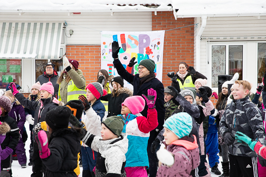 Som avslutning på besöket deltog Prinsen och alla elever på skolan i en gemensam "röris" på skolgården. 