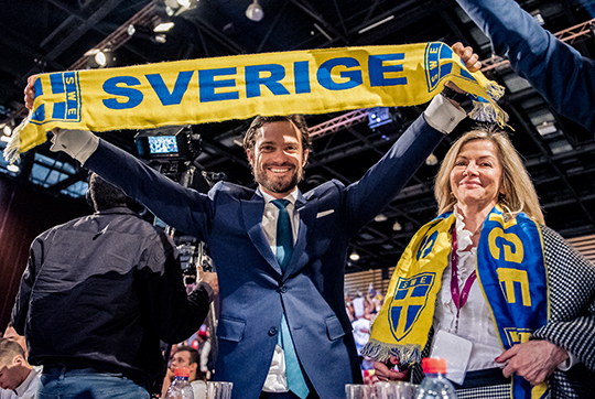 Prins Carl Philip hejade fram det svenska laget tillsammans med Sveriges ambassadör i Frankrike Veronica Wand- Danielsson. 