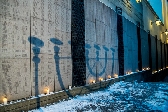 På minnesmonumentet finns namnen på 8 500 personer som mördades under Förintelsen, och till vilka överlevande anhöriga kom till Sverige. 