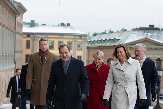 Statsminister Stefan Löfven och den tillträdande regeringen anländer till Kungliga slottet via Lejonbacken. 