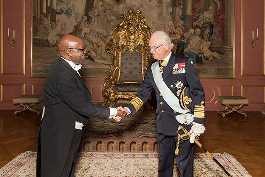 Kungen tar emot ambassadör George Mbanga Liswaniso från Namibia. 