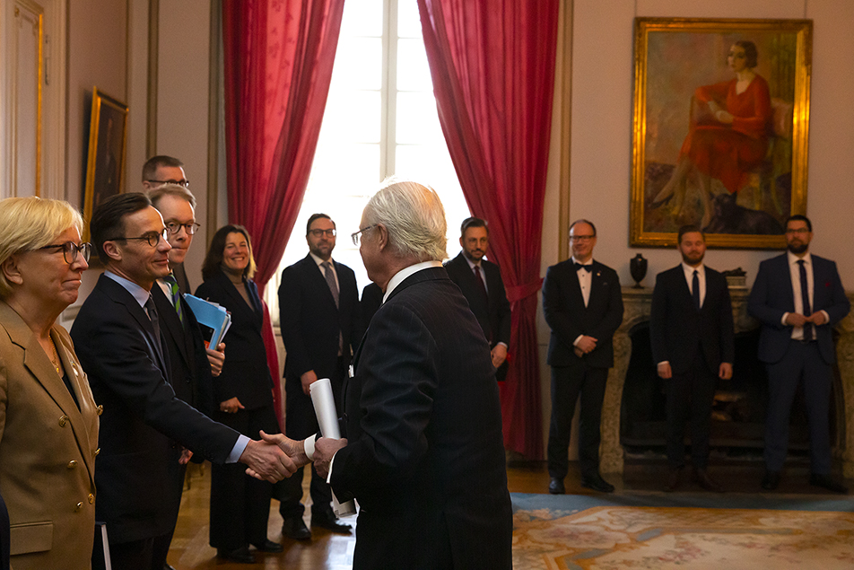 Kungen hälsar på statsministern och övriga ledamöter av Utrikesnämnden.