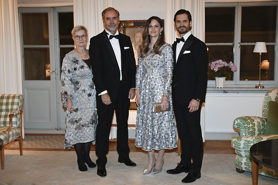 Prins Carl Philip och Prinsessan Sofia tillsammans med landshövdingeparet Andrén vid middagen i residenset.