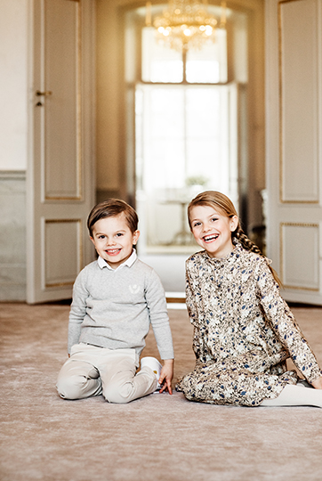 Prinsessan Estelle fotograferad tillsammans med sin bror Prins Oscar på Haga slott tidigare denna månad. Foto: Linda Broström/Kungl. Hovstaterna