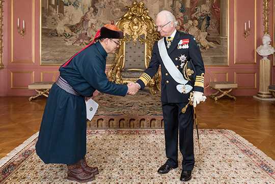Kungen tar emot Mongoliets ambassadör Tuvdendorj Janabazar i högtidlig audiens.
