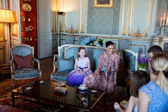 Kronprinsessan i samtal med Emilia och hennes familj.