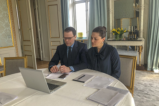 Kronprinsessan och Prins Daniel i videosamtal med företrädare för Business Sweden.