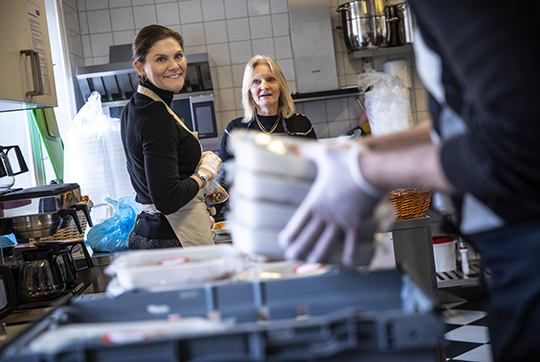 Kronprinsessan besökte under måndagen Stockholms Stadsmission och hjälpte till att göra matlådor. 