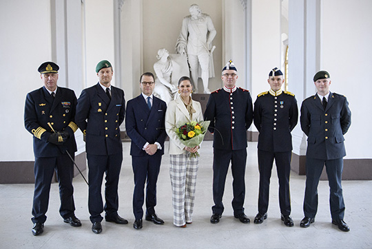 Kronprinsessan och Prins Daniel tillsammans med gratulerande officerare och soldater från Försvarsmakten. 