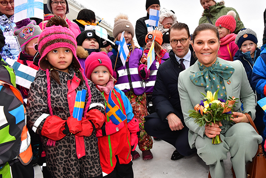 Barn från Pellos förskola hälsade Kronprinsessparet välkomna.