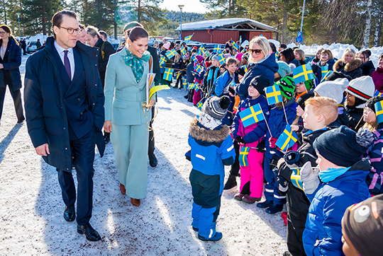 Kronprinsessparet hälsas välkomna till Övertorneå. Foto: 