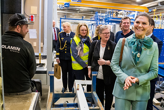 Kronprinsessparet fick en rundvandring i Isolamins fabrik. Kommunstyrelsens ordförande i Överkalix, Anne Jakobsson, samt Isolamins vd respektive platschef Anton Lundholm och Magnus Hansson, visade runt. Foto: 