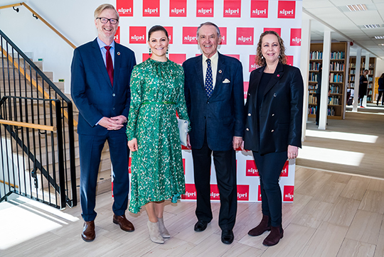 Kronprinsessan tillsammans med SIPRI:s chef Dan Smith, SIPRI:s ordförande Jan Eliasson samt biträdande chef Sigrún Rawet. 