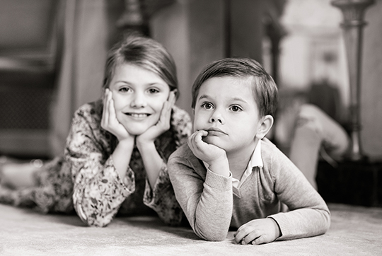 Prins Oscar fotograferad tillsammans med sin syster Prinsessan Estelle på Haga slott i februari. 