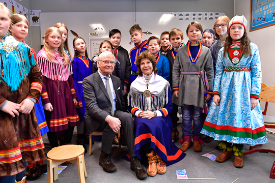 På Jokkmokks sameskola fick Kungaparet träffa årskurs 5-6 som berättade om samisk kultur.