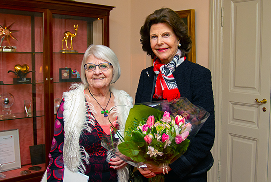 Drottningen tillsammans med Elise Lindqvist vid företrädet på Kungliga slottet. 