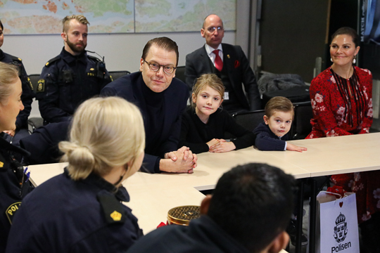 Kronprinsessparet, Prinsessan Estelle och Prins Oscar deltog vid polisens "utsättning", samlingen för julaftonens eftermiddag- och kvällstjänstgörande yttre personal vid lokalpolisområde Norrmalm, lokalpolisområde Södermalm samt personal vid Polisens regionledningscentral. 