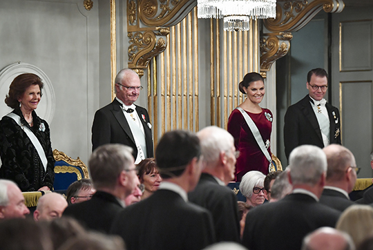 Drottningen, Kungen, Kronprinsessan och Prins Daniel vid Svenska Akademiens högtidssammankomst. 